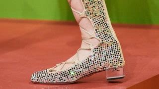 chaussure dior classique|3000 strass composent ces chaussures Dior Voici .